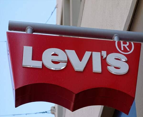 levis_doorgestoken_letters_lichtbakdubbelzijdig lichtbak in vorm met doorgestoken letters